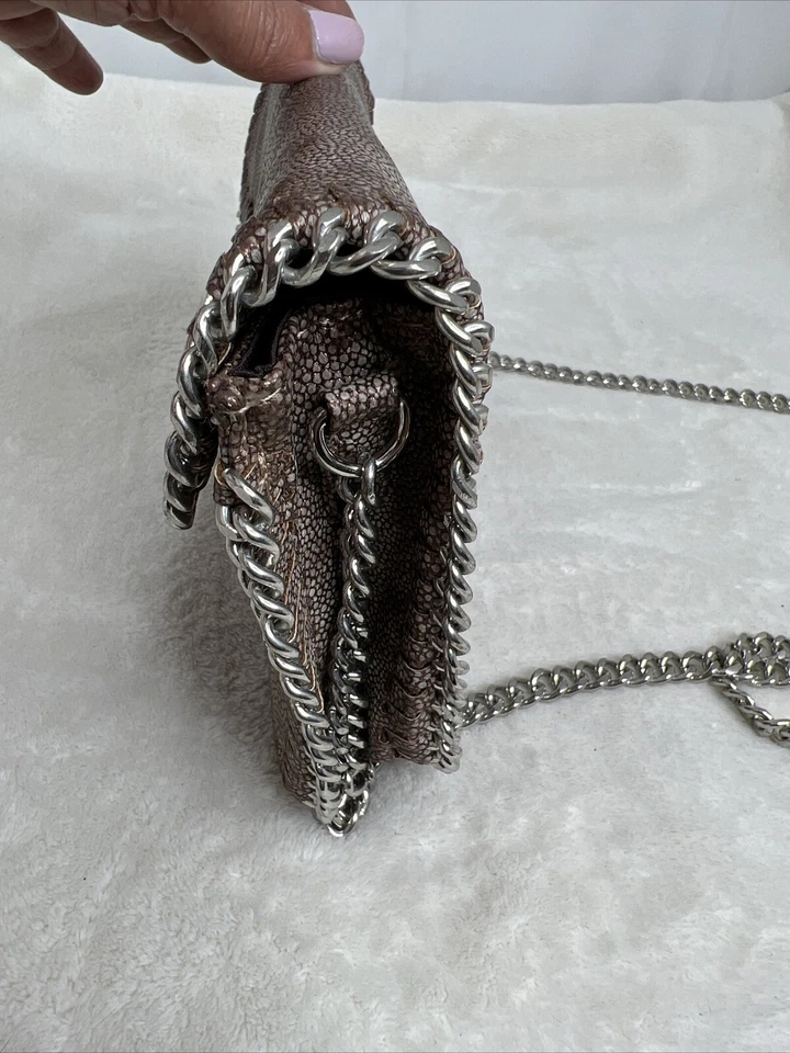 Bolso Bandolera Sondra Roberts Cuadrado Imitación Cuero Correa Cadena Marrón Metálico y S Foto 2 de 4