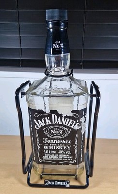Jack Daniel s 3 Liter (leere) Flasche mit Wiegenständer.