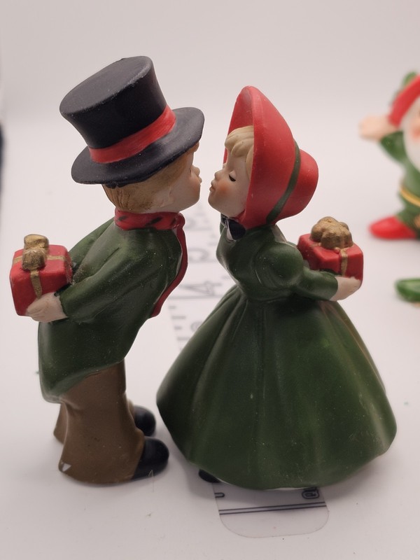 VTG ENESCO VICTORIAN CHRISTMAS KISSING COUPLE W/GIFTS 
