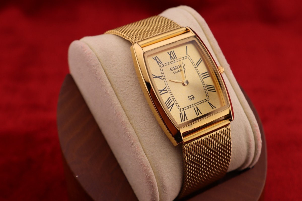 Vintage Seiko Slim Quartz Barrel Tank Golden Dial Golden Mesh Band
