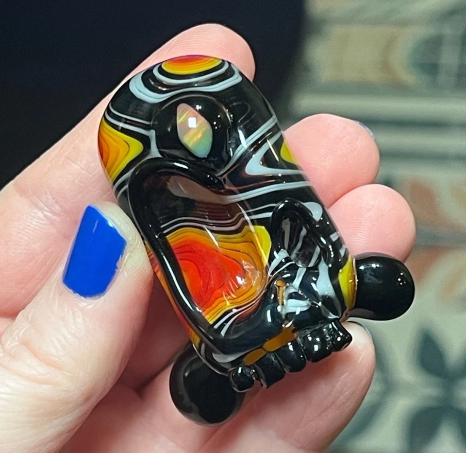 Calavera de ladrón embriagadora de vidrio soplado trippy artesanal con collar colgante de ópalo Foto 2 de 4