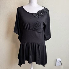 CDW Creative Design Works Women's Top Size L? Short Sleeve Black Applique