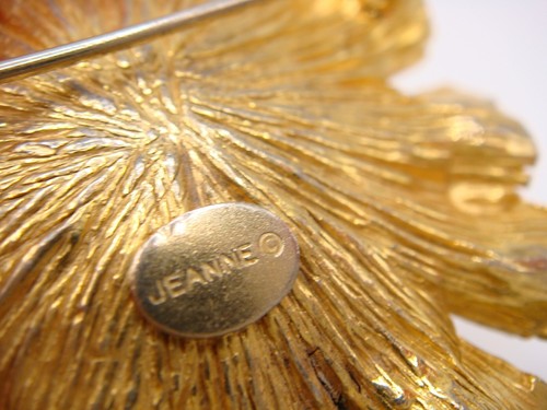 VINTAGE SIGNED JEANNE GOLD TONE FLOWER PIN BROOCH FAUX PEARL ESTATE - Picture 3 of 9