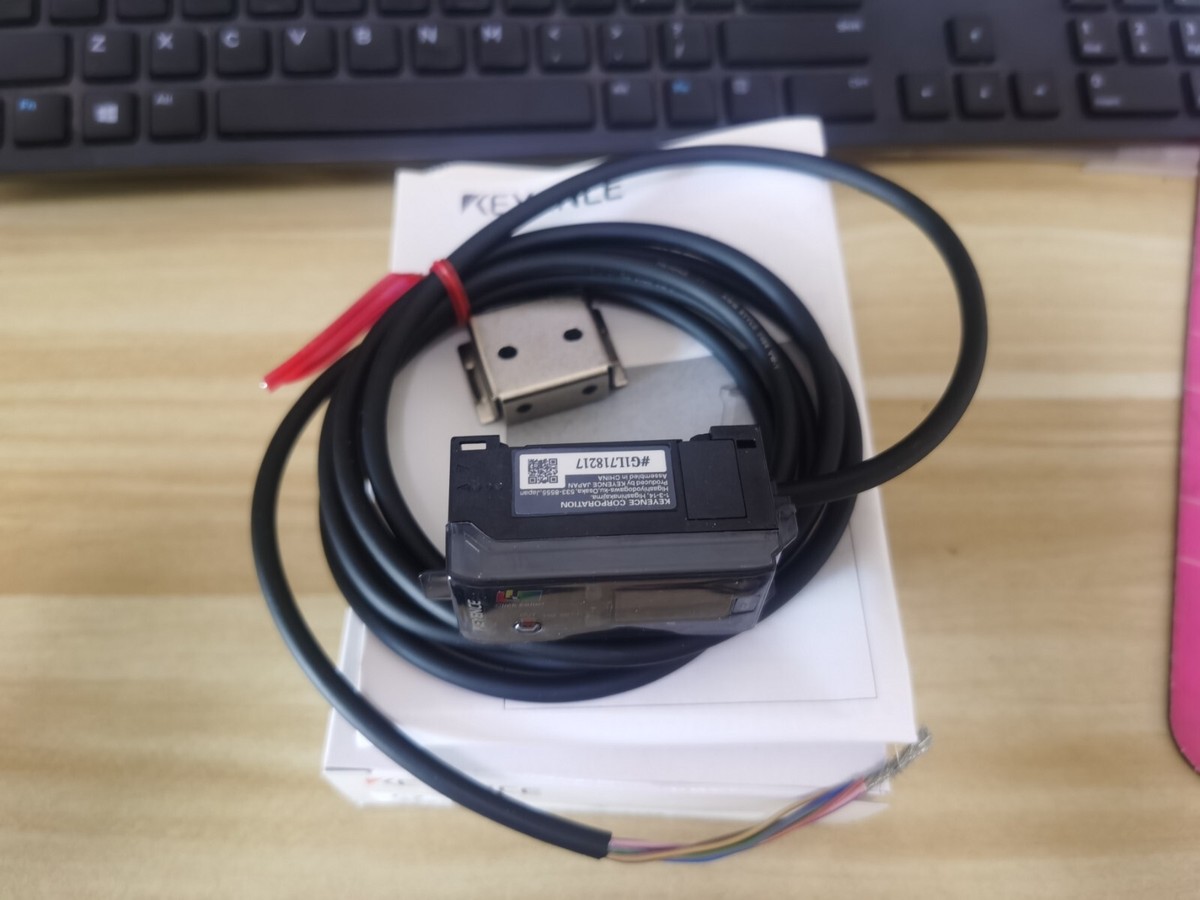 1PCS NEW KEYENCE CZ-V1 CZV1 SENSOR IN BOX FREE SHIPPING *TT