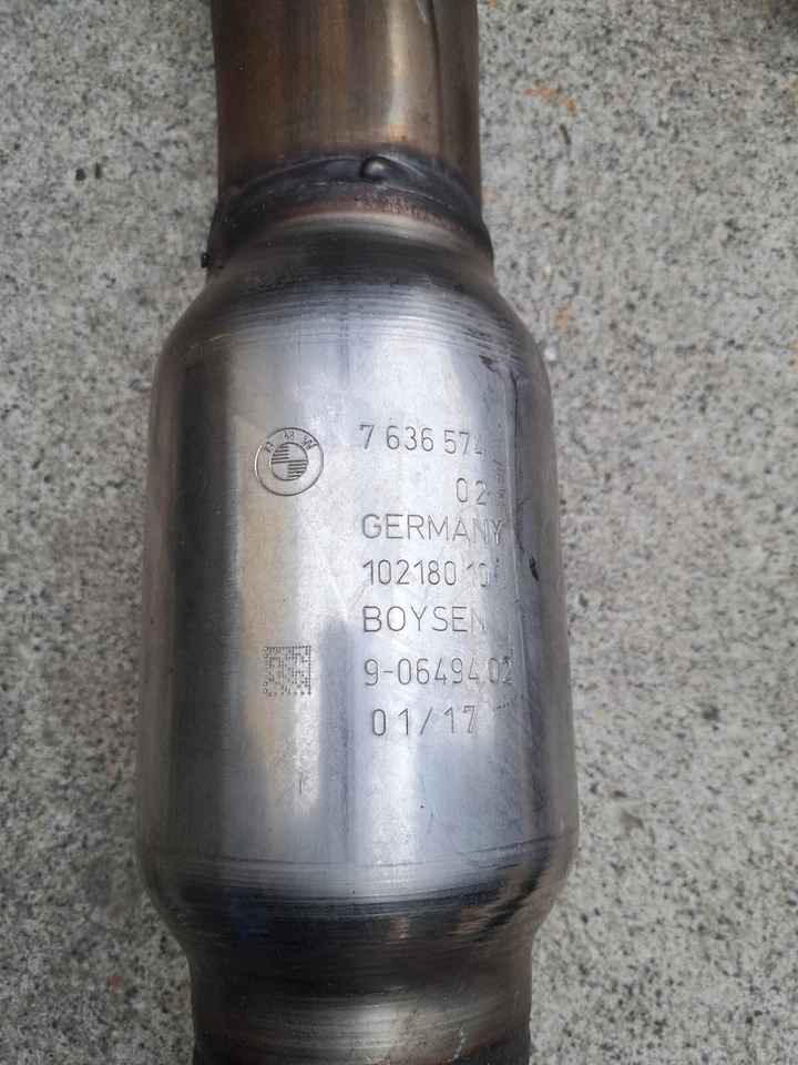 Silenciador de tubo silenciador central sistema de escape 7636574 OEM BMW M235i F22 2014 usado Foto 3 de 4