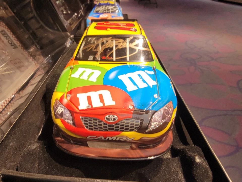 Kyle Busch #18 M&M's 2012 autografiado - 1:24 Elite - acabado estándar #38/250 Foto 2 de 4