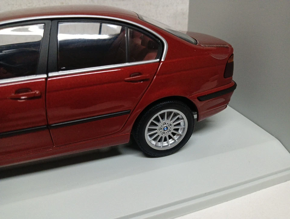 Ut Models BMW E46 3 Series Saloon Cylinder Met. Red 20515 Diecast 1/18-Y1-B3 - Immagine 4 di 4