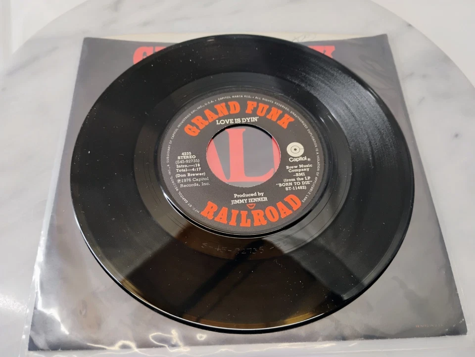 Grand Funk Railroad 7” Vinyl 45 Sally & Love Is Dyin’ 1976 Capitol LP Born Die — 第 4/4 张图片