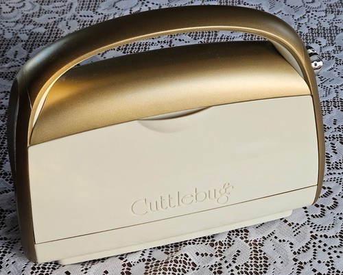 CUDDLEBUG MACHINE ANNA GRIFFIN GOLD CRICUT DIE CUTTING EMBOSSING ARTS CRAFTS - Picture 3 of 9
