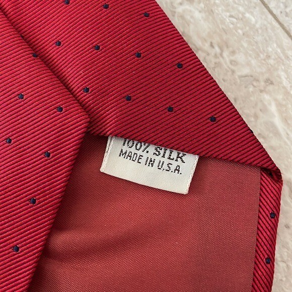 Cravatta tuta Yves Saint Laurent 100% seta a pois rosso formale