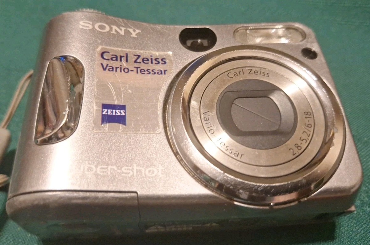 Sony Cyber-shot Carl Zeiss DSC-S60 4.1MP Digicam Digital Camera
