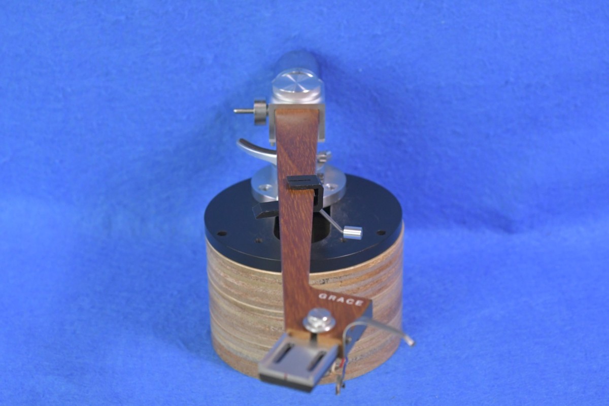 Grace G-714 Wooden Tone Arm with headshell In Excellent Condition