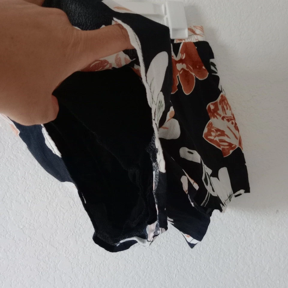 Shorts feminino Honey Punch bolsos florais preto tamanho pequeno - Imagem 4 de 4