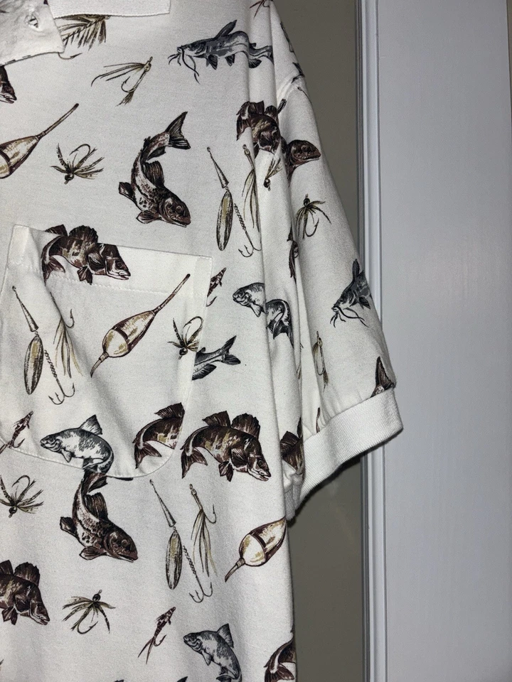 Camisa polo temática Michael Austin Fish blanca preppy mediana Foto 3 de 4