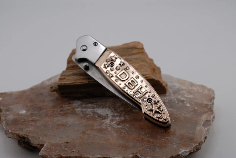 Cuchillo de agarre de bronce Stars Custom Initials | Cuchillo Design A | 8º aniversario Foto 4 de 4