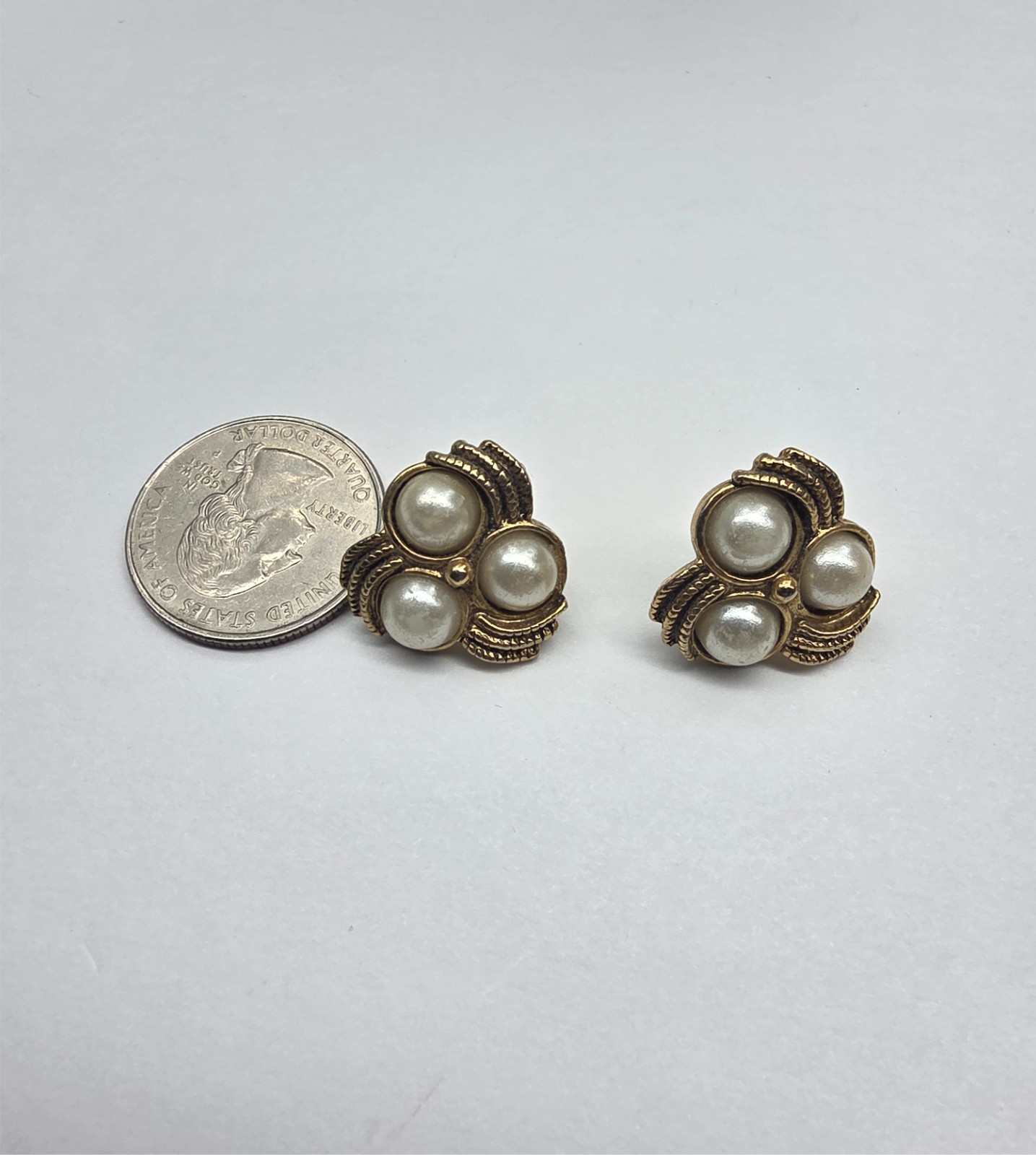 Triple Off White Faux Pearl Textured Gold Tone Pinwheel Pierced Earrings Vintage thumbnail 3