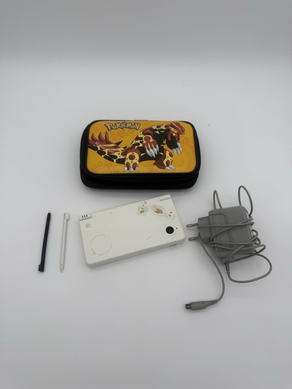 Nintendo DSi Console Portatile con custodia Pokemon, pennini e caricabatterie