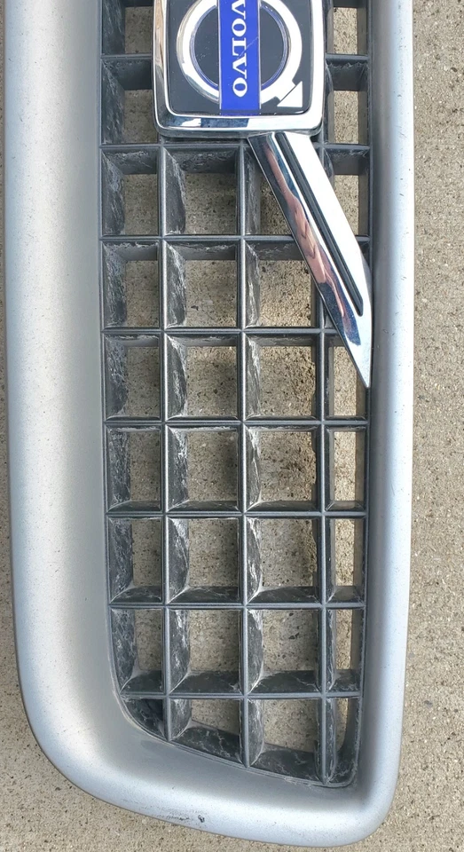 Used S60R V70R Front Upper Grill 8659018 Volvo 04 05 06 07 2004 2005 2006 2007 - Image 3 of 4