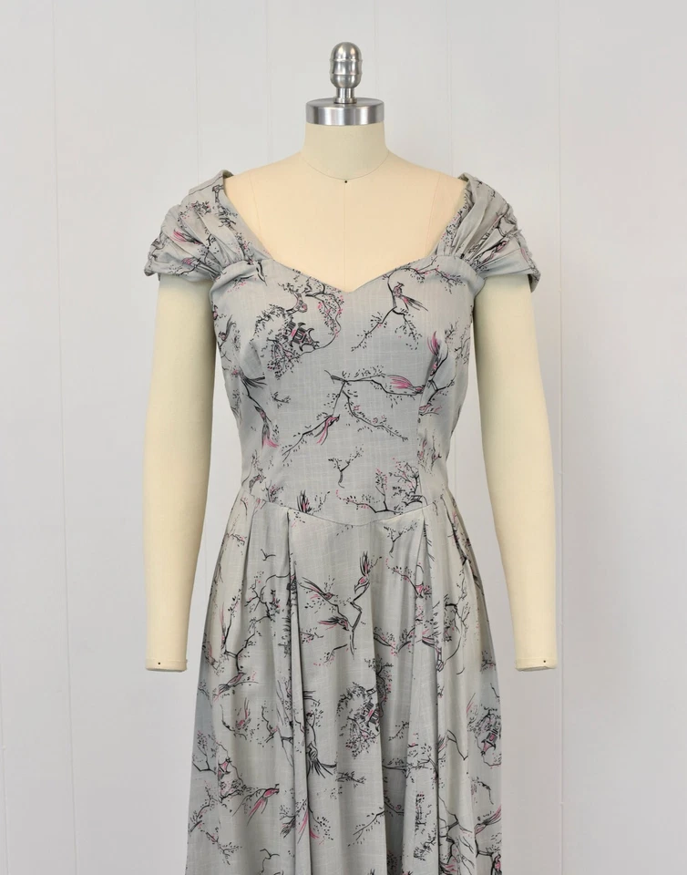 Vestido Pinup Hecho a Medida Años 50 Pagoda Novedad Estampado Gris Rosa Capa Trasera Foto 3 de 4