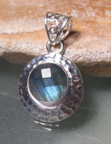 Colgante redondo facetado diario plata esterlina 925. Bolsa de regalo. - Imagen 2 de 7