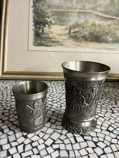 Zwei Zinnbecher antik Relief Kaiserreich Höhe 12 Durchmesser 8 cm und 8 / 6 cm