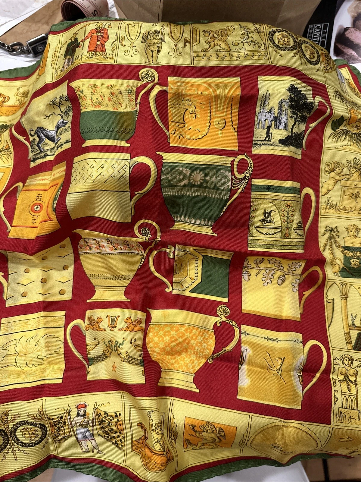 Foulard tasse à thé carré chérubins/anges camée multicolore Gucci soie vintage neuf avec étiquette