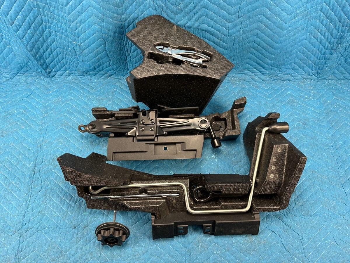 Lexus LS460 Jack w/ Handle, Lug Wrench, Tow Hook & Tool Case Set