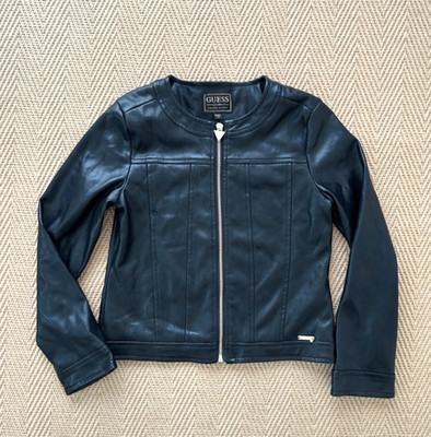 Guess Kunstleder Biker Jacke Mädchen schwarz kragenlos gold Reißverschluss Dehnung Alter 10