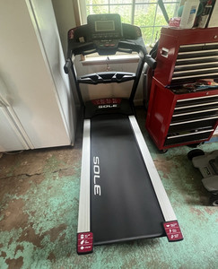 SOLE Electric Treadmill 9" LCD Bluetooth Fan Audio Heart Rate 7 Prog Strap