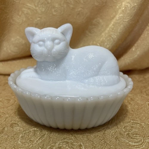 Vintage Westmoreland White Milk Glass Cat on Nest Covered Dish 5 1/2 X 4 1/2 X 4