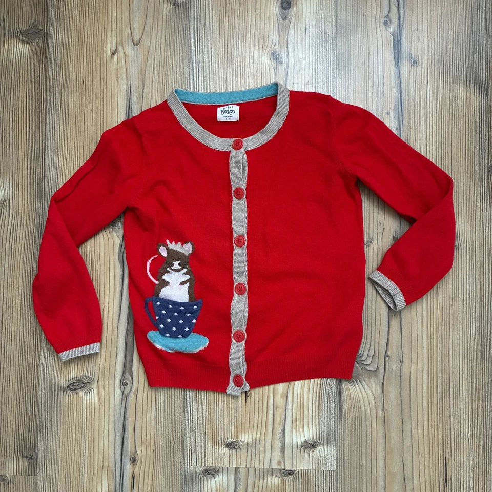 Mini Boden Roter Cardigan Strickjacke Mädchen Mäusemotiv aufgesetzte Tasche 5-6Y - Bild 1 von 4