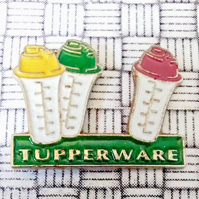 Vintage Tupperware Quick Shake Behälter Emaille Pin Anstecker 22 mm x 17 mm
