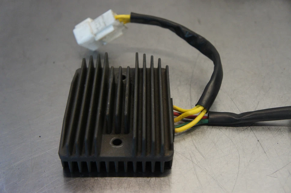 B61  G VESPA PIAGGIO GTS 300 SUPER 2012 OEM REGULATOR RECTIFIER 2 PLUGS - image 3 of 4