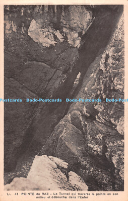R252897 Pointe du Raz Le Tunnel qui traverse la pointe en son milieu et debouche