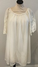 Vintage Henson Kickernick Cream Bridal Nightgown Peignoir Set- Size 32