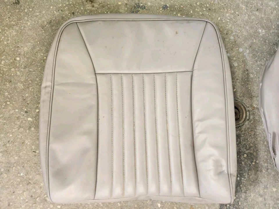 Ford Mustang GT 1990 OEM lado derecho del pasajero trasero cubierta de asiento superior cuero usado Foto 2 de 2