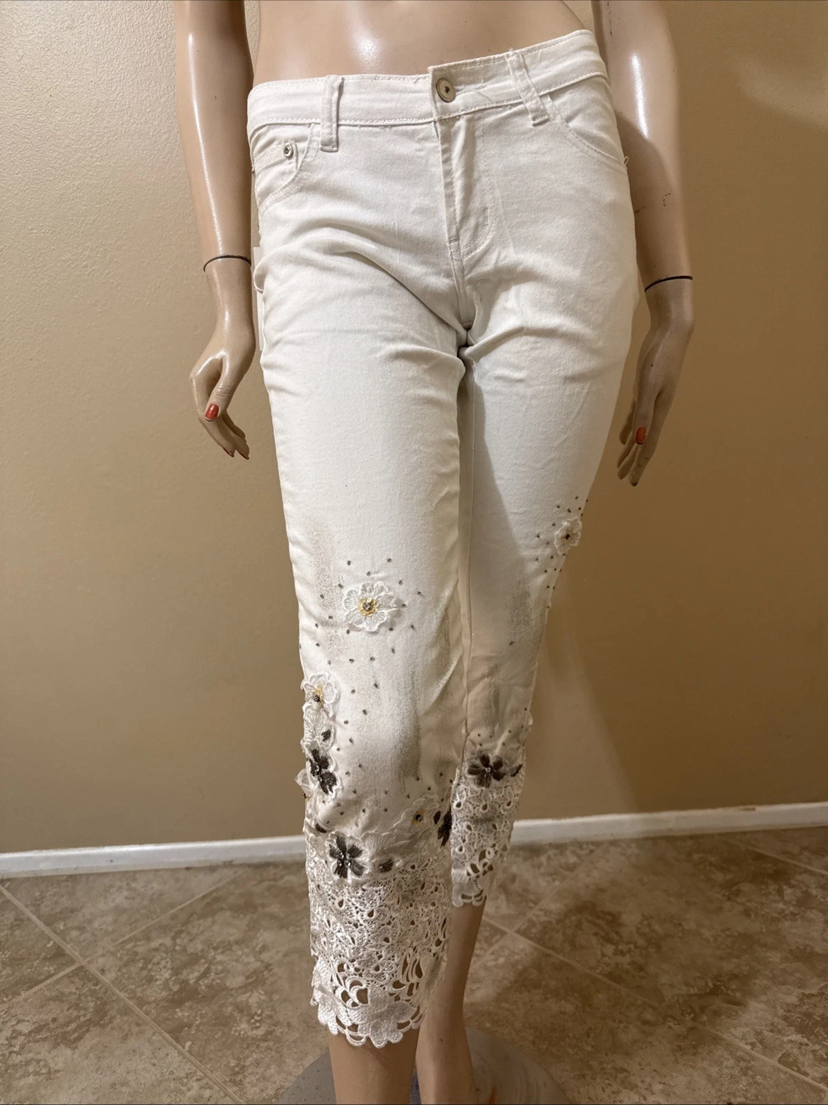 Women’s White Cotton Denim Casual Summer Stretch Slim Beaded Zipper Size M Capri
Opens in a new wind