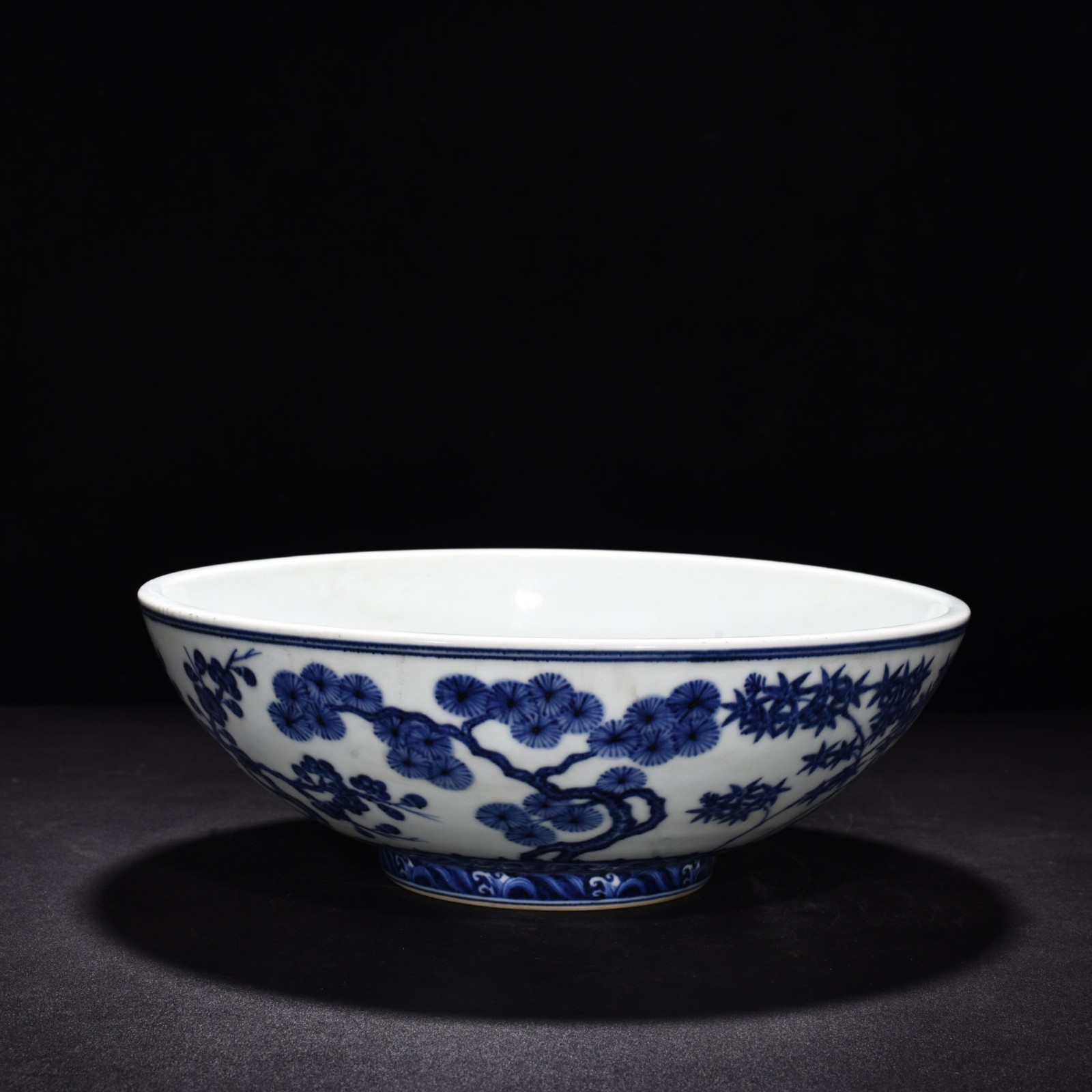 Antiguo cuenco de porcelana de pino de bambú con marca Ming Xuande de 11,2" de China