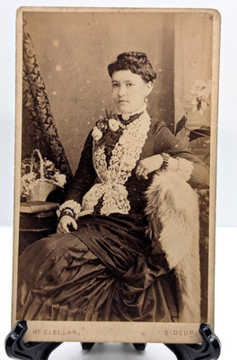 CDV-Foto einer modischen jungen Frau Nelke von S.B McClellan Sidcup Kent