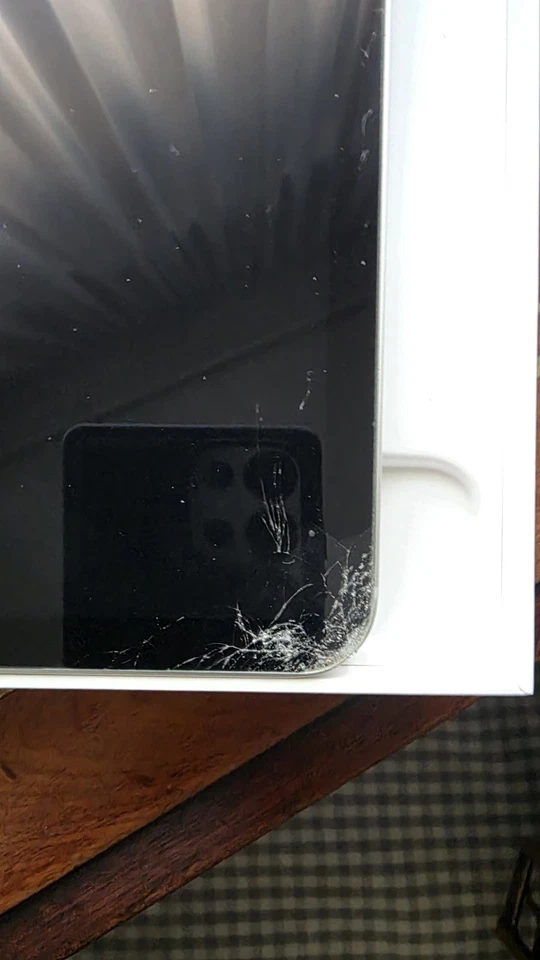 APPLE IPAD PRO 11" 2020 128GB LTE SILVER con MAGIC KEYBOARD display incrinato - Immagine 3 di 4