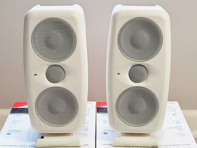IK Multimedia iLoud MTM MKII Studio Monitor Pair With ARC Mic (White)