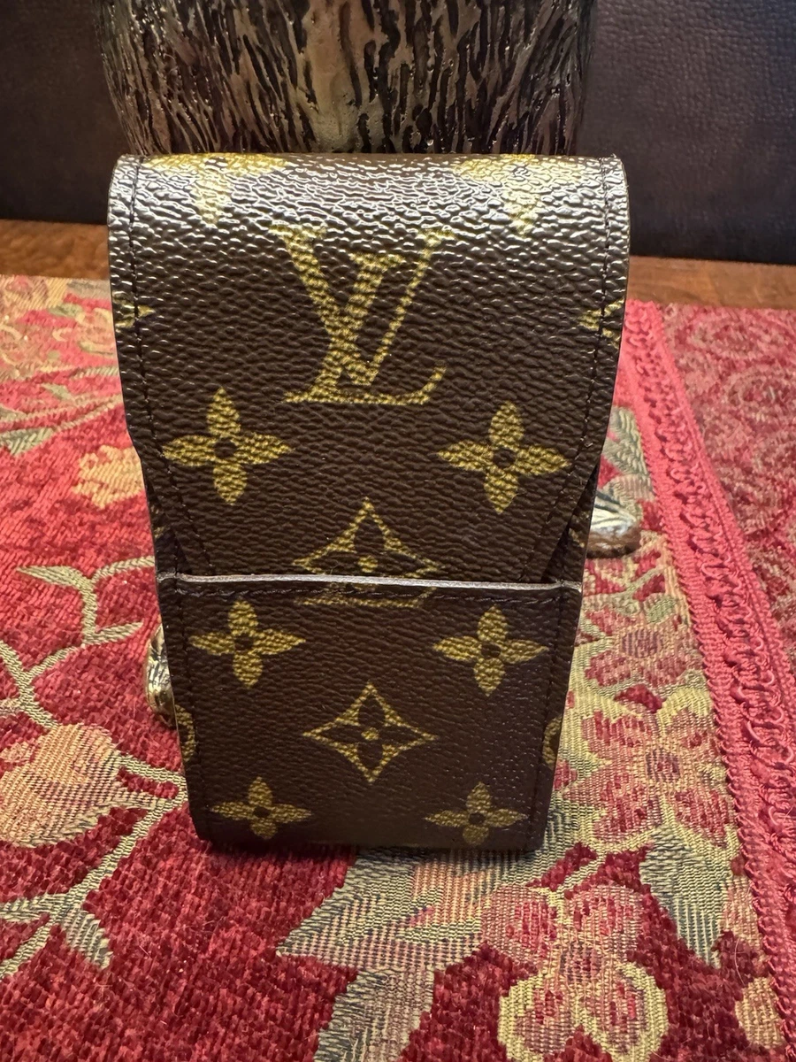 louis vuitton hard cigarette case N63024 Damier smoking supplies pouch Cigarette case Ebene Brown A new modern motif has been lasered on the metallic plaque hiding the credo humidificator and on the removable wooden tray. Louis Vuitton Cigarette Case for