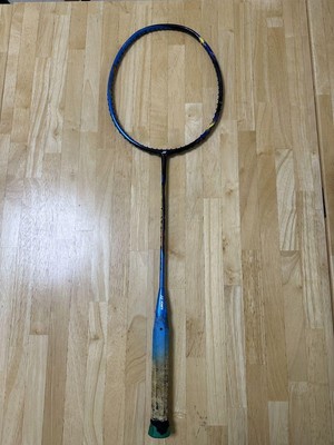 Badminton Racket Astrox 77 Broken
