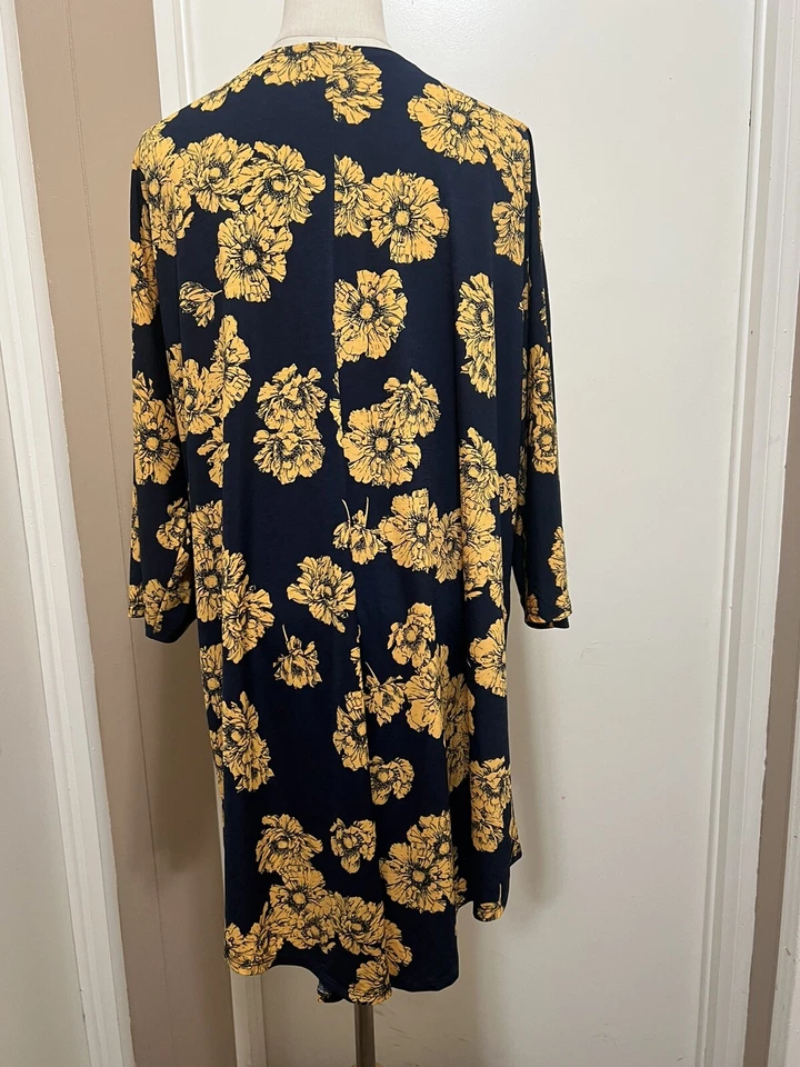 Cárdigan elástico LuLaRoe talla M azul y amarillo floral kimono frente abierto Foto 3 de 4