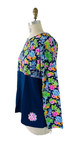 Top Lilly Pulitzer Finn Manga Larga Algodón Egeo Azul Marino Lilly Loves Disney Talla M - Imagen 2 de 6