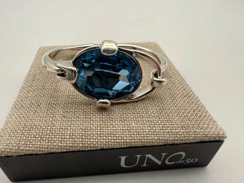 NUEVO Brazalete Uno de 50 SER DESLUMBRANTE Cristales Azules Plateado Talla Mediana Foto 3 de 4