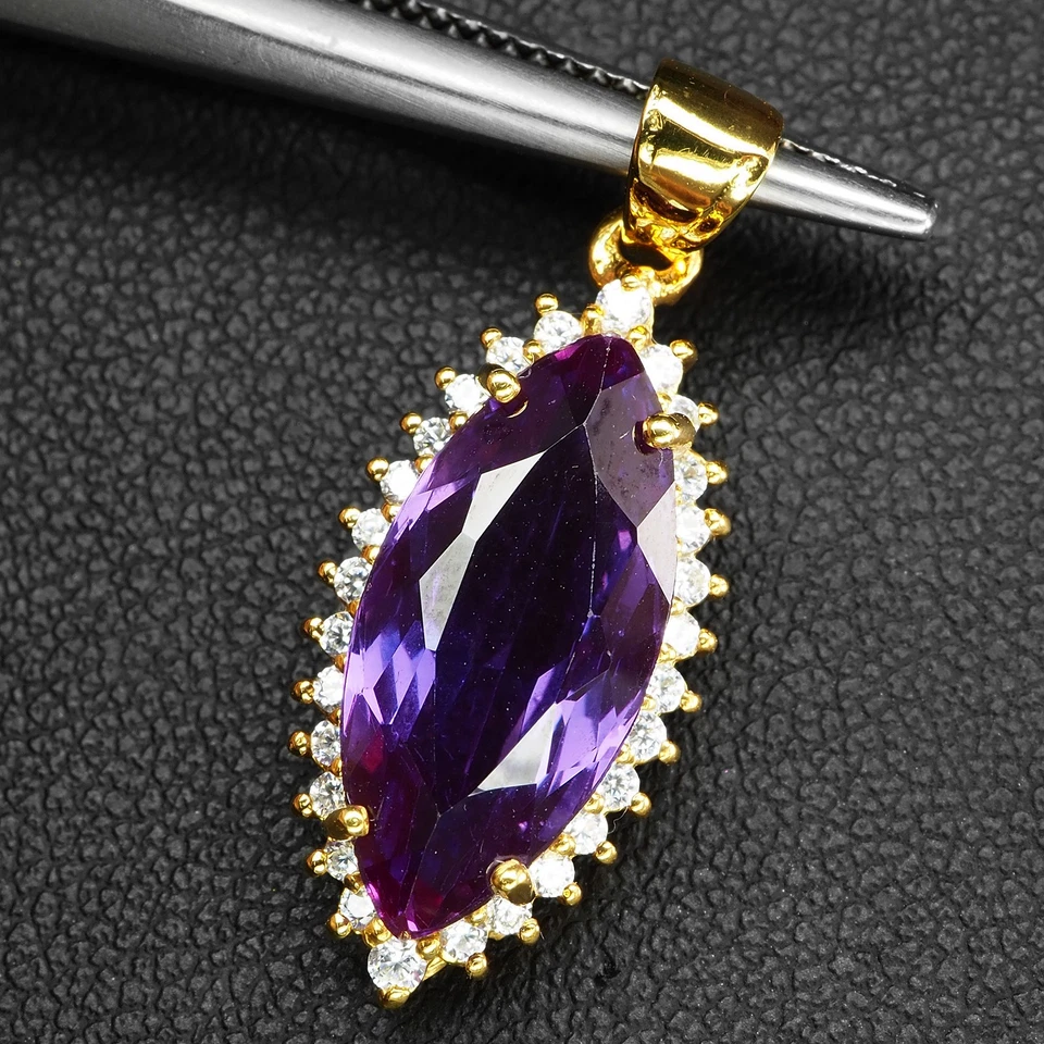 Entraancing Indigo 紫色尖晶石 6.30 克拉 925 纯银 24K 金色吊坠 — 第 3/4 张图片