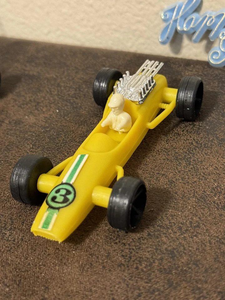 Vintage Carro de Corrida de Plástico #2, 3, 4 Linha de Acabamento Bandeira Final Lap Cake Toppers RARO!! - Imagem 3 de 4
