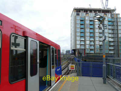 Foto 6x4 Bahnsteigende, Tower Gateway Bahnhof London The apartment block c2019