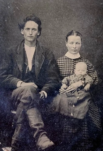 ORIGINAL!  CIVIL WAR ERA FAMILY 1/9 PLATE TINTYPE PHOTO